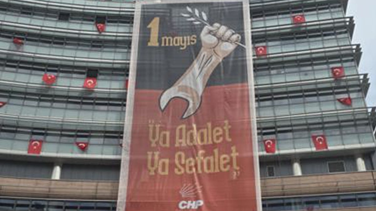 CHP Genel Merkezi'ne 1 Mayıs pankartı asıldı