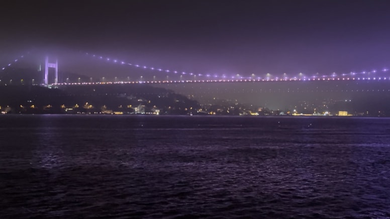 İstanbul Boğazı'nda sis nedeniyle gemi trafiği askıya alındı
