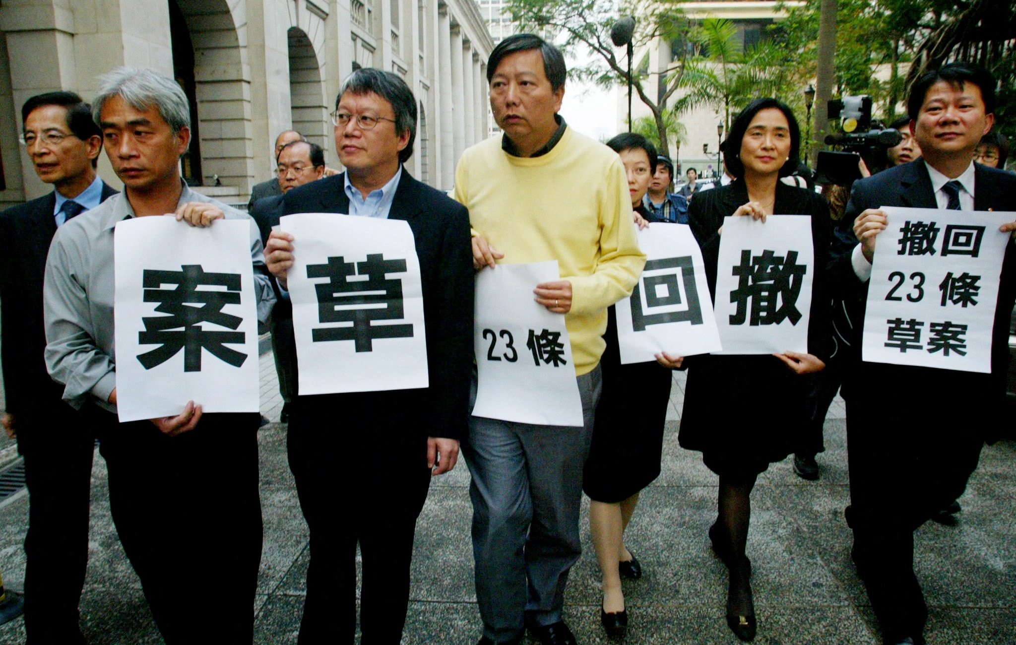 Hong Kong'daki son muhalefet partiye net mesaj: 'Ya kapatın, ya da tutuklayacağız'