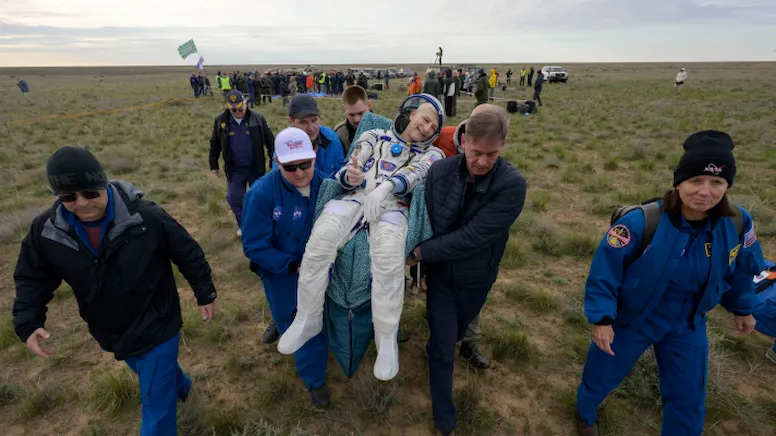 NASA'nın en yaşlı astronotu, 70. yaş gününde dünyaya döndü