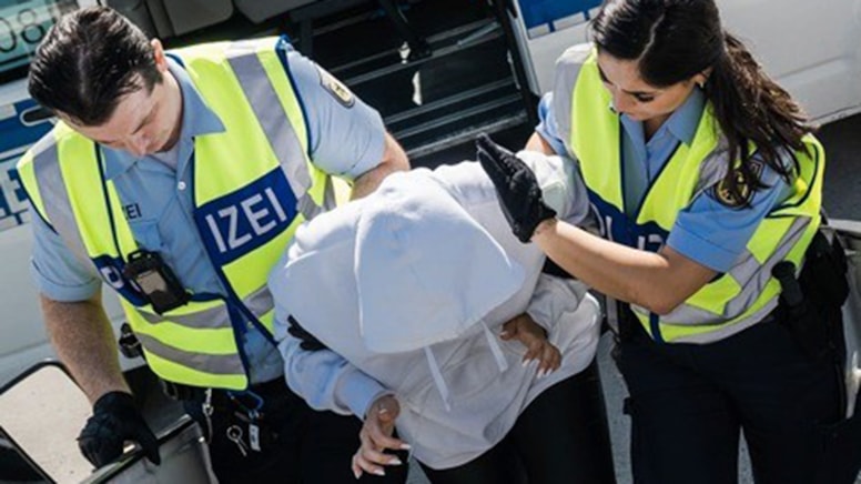 Almanya Türkleri kelepçeli maskeli yolluyor