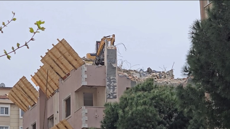 Kepçe operatörü 5. kattan düştü, ağır yaralandı