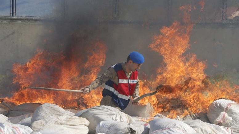 Diyarbakır'da son 2 yılda ele geçirilen 20 bin ton esrar imha edildi