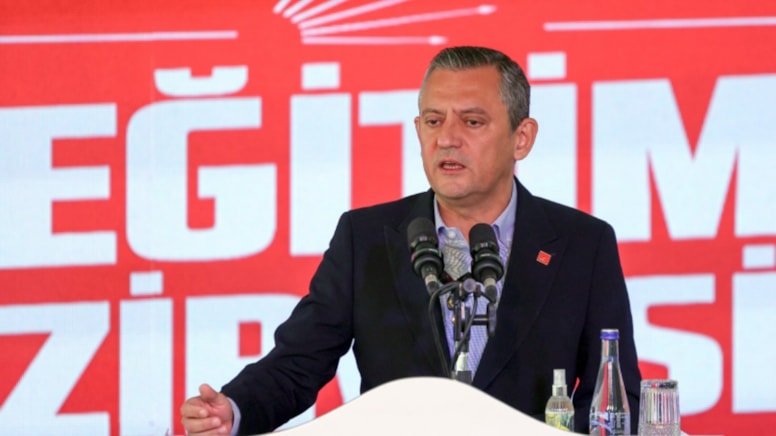 Kabine düğmeye basılmış gibi peş peşe tweet attı