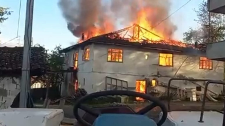 Zonguldak'ta 2 katlı ev küle döndü