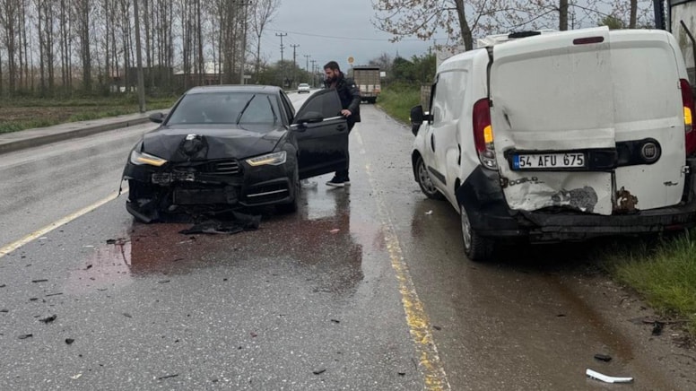 Sakarya’da otomobil ile hafif ticari araç çarpıştı: 1 yaralı