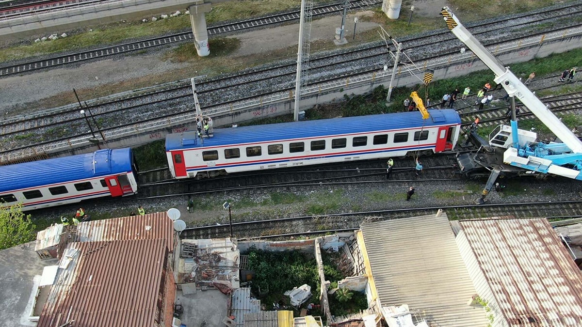 İzmir’de yolcu treninin vagonu raydan çıktı