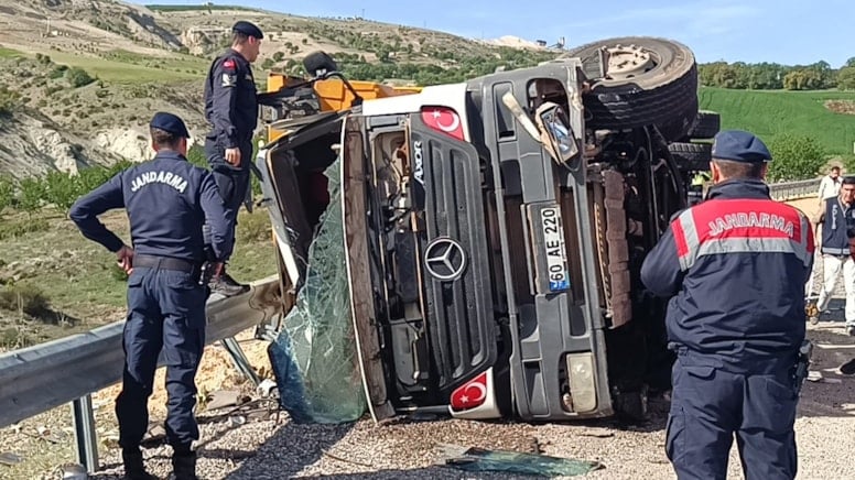 Adıyaman'da hafriyat kamyonu devrildi: 1 ölü