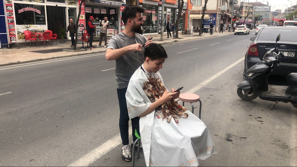 Depremden sonra ilginç görüntü: Tıraşı dışarıda bitirdi