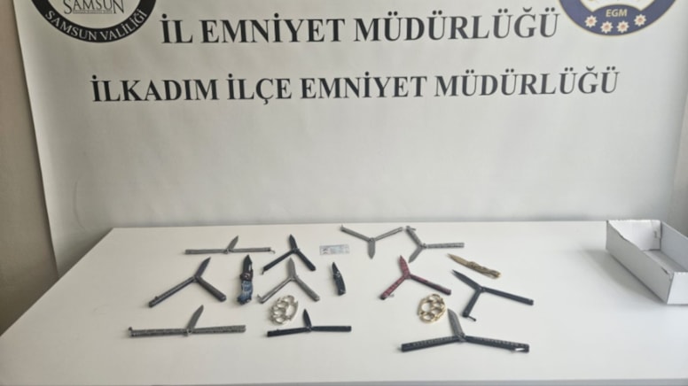 Polis şüphelendi, durdurulan kişinin üzerinden çok sayıda bıçak ve muşta çıktı