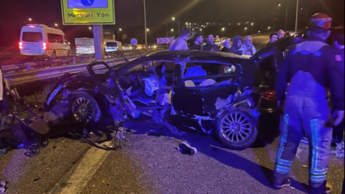 Otomobil bariyerlere çarptı: 1 kişi öldü 3 kişi yaralandı