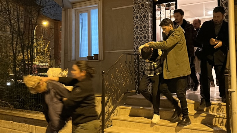 Polisi görünce kaçıp, kendisini eve kilitledi: 3 gözaltı