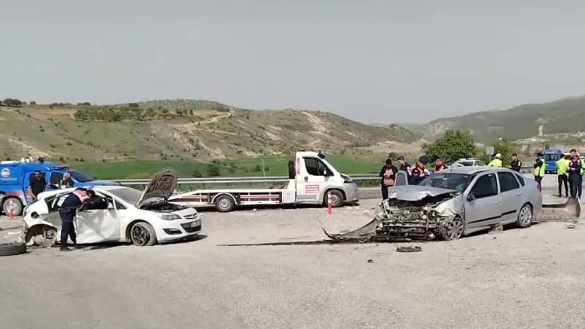 Adıyaman'da otomobiller kafa kafaya çarpıştı: Ölü ve yaralılar var