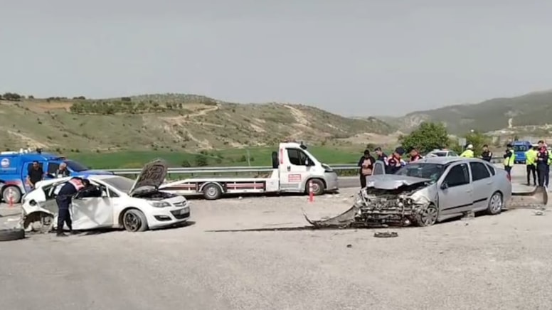Adıyaman'da otomobiller kafa kafaya çarpıştı: Ölü ve yaralılar var