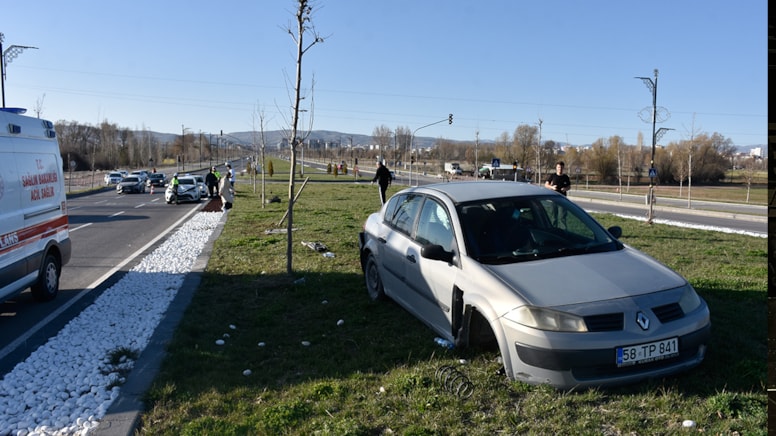 Sivas'ta otomobiller çarpıştı: 2'si çocuk 4 yaralı