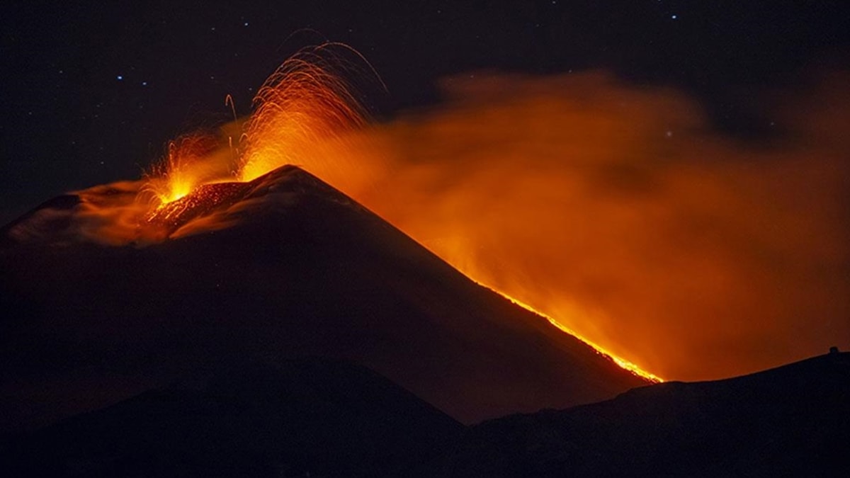 İtalya'da Etna Yanardağı güçlü şekilde kül ve lav püskürttü