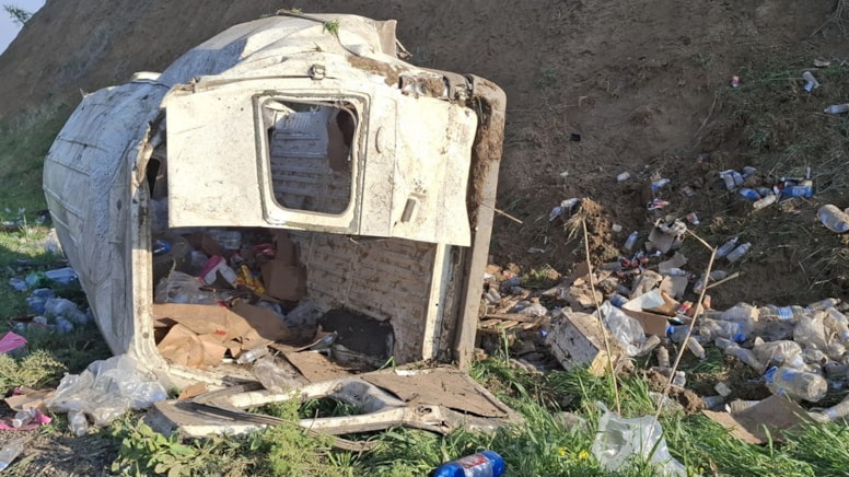 Diyarbakır'da su dolu pet şişe yüklü minibüs yan yattı; 1 ölü, 1 yaralı