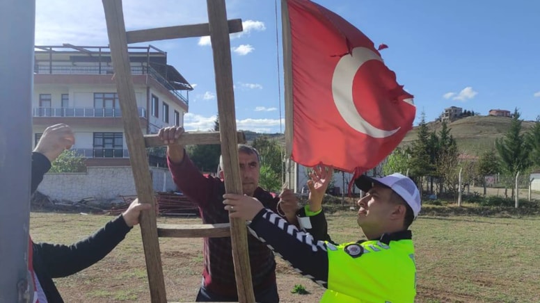 Polisin bayrak hassasiyeti takdir topladı