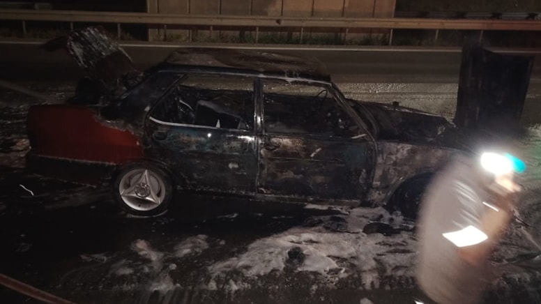 Mersin'de seyir halindeki otomobil alev alev yandı