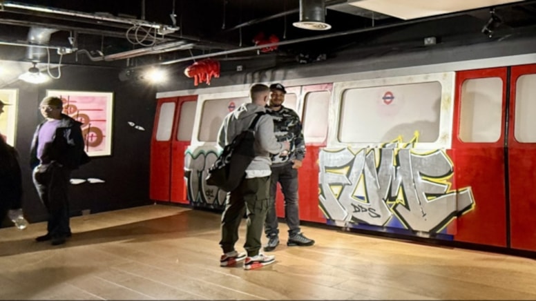 Evsizler için yüzbinler toplayan sergi, 'Kral'a hakaretten' sonra kapatıldı