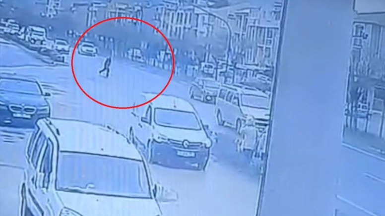 Yolun karşısına geçmek isterken canından oldu: O anlar kamerada