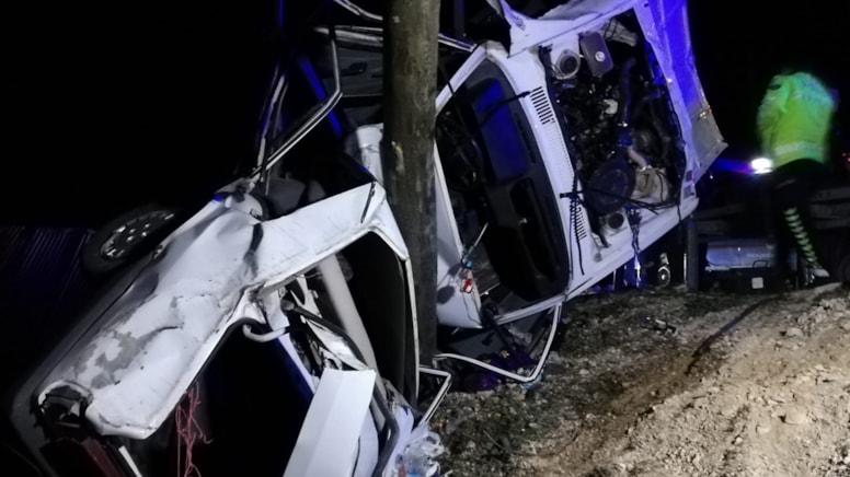 Malatya'da otomobil direğe çarptı: Ölü ve yaralılar var