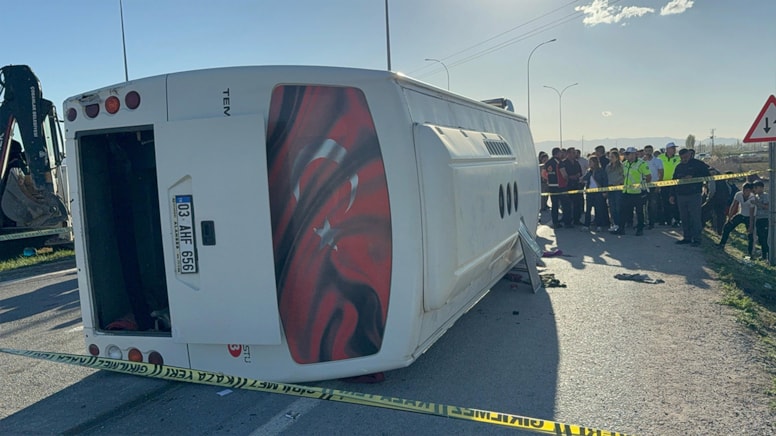 Afyonkarahisar'da işçi servisi ile otomobil çarpıştı: 12 yaralı