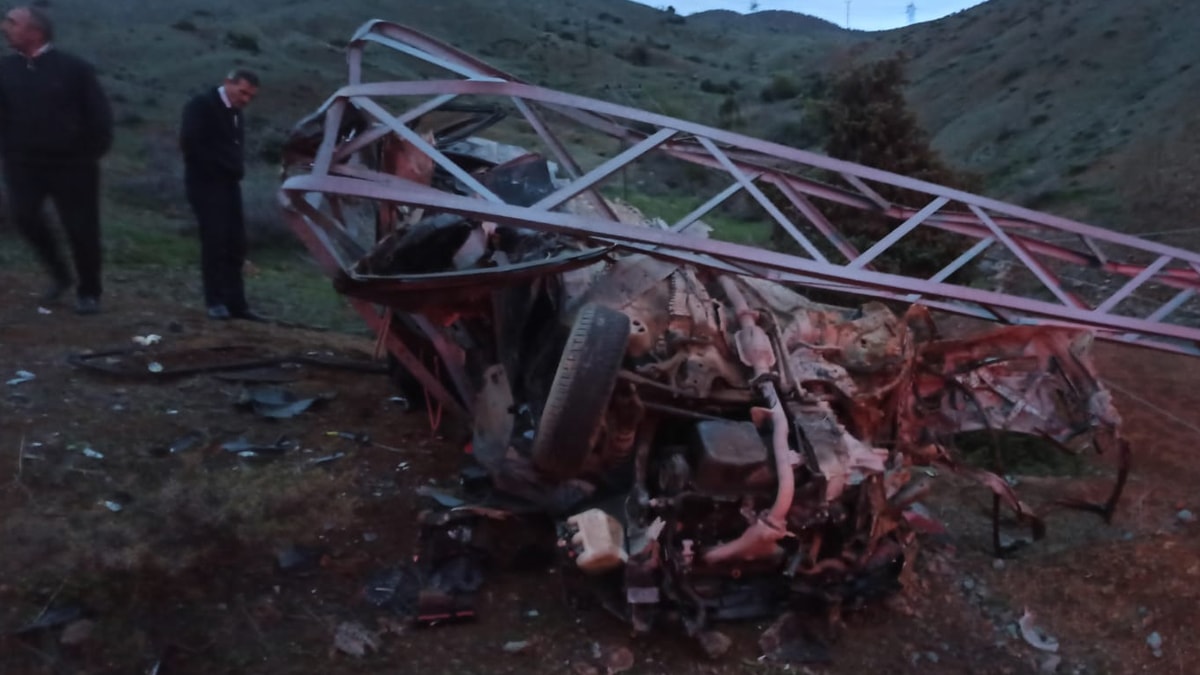 Bingöl'de otomobil elektrik direği çarptı: 1 ölü, 1 yaralı