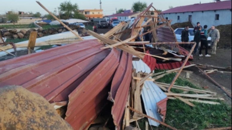 Mardin'de hortum! Çatılar uçtu, ağaçlar devrildi...