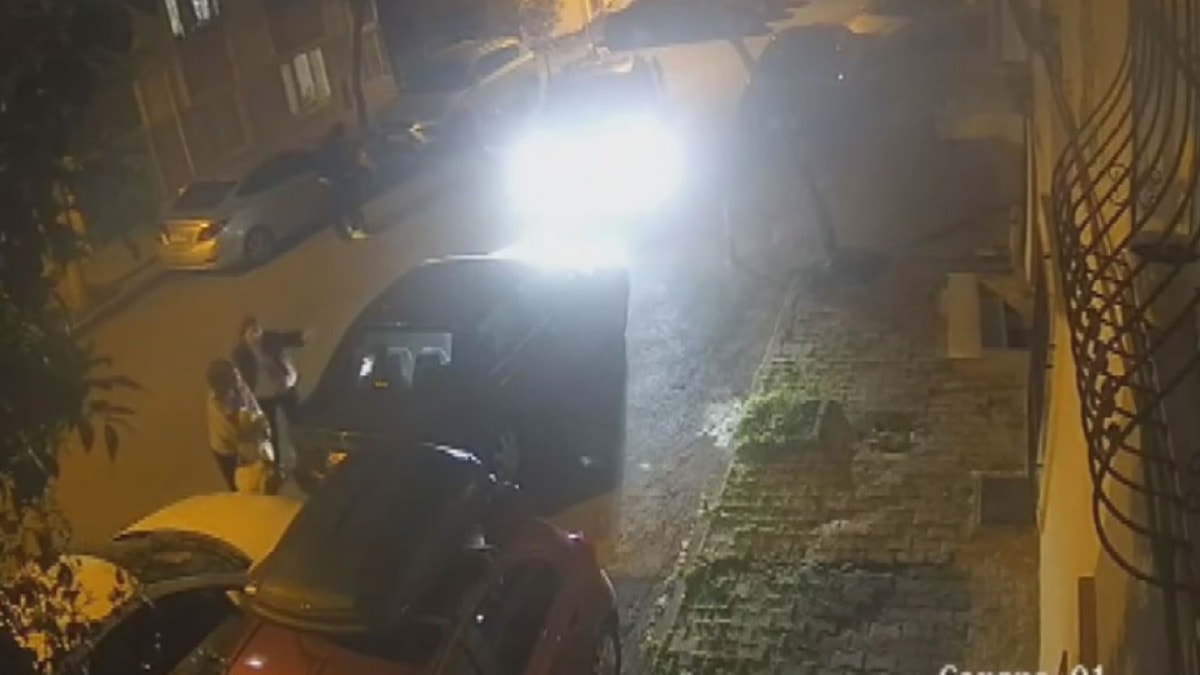 Sokak ortasında kucağında bebeği olan kadını darbetti