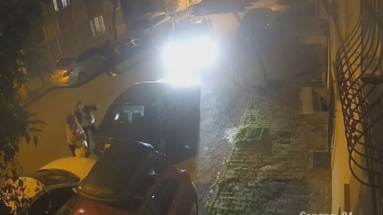 Sokak ortasında kucağında bebeği olan kadını darbetti