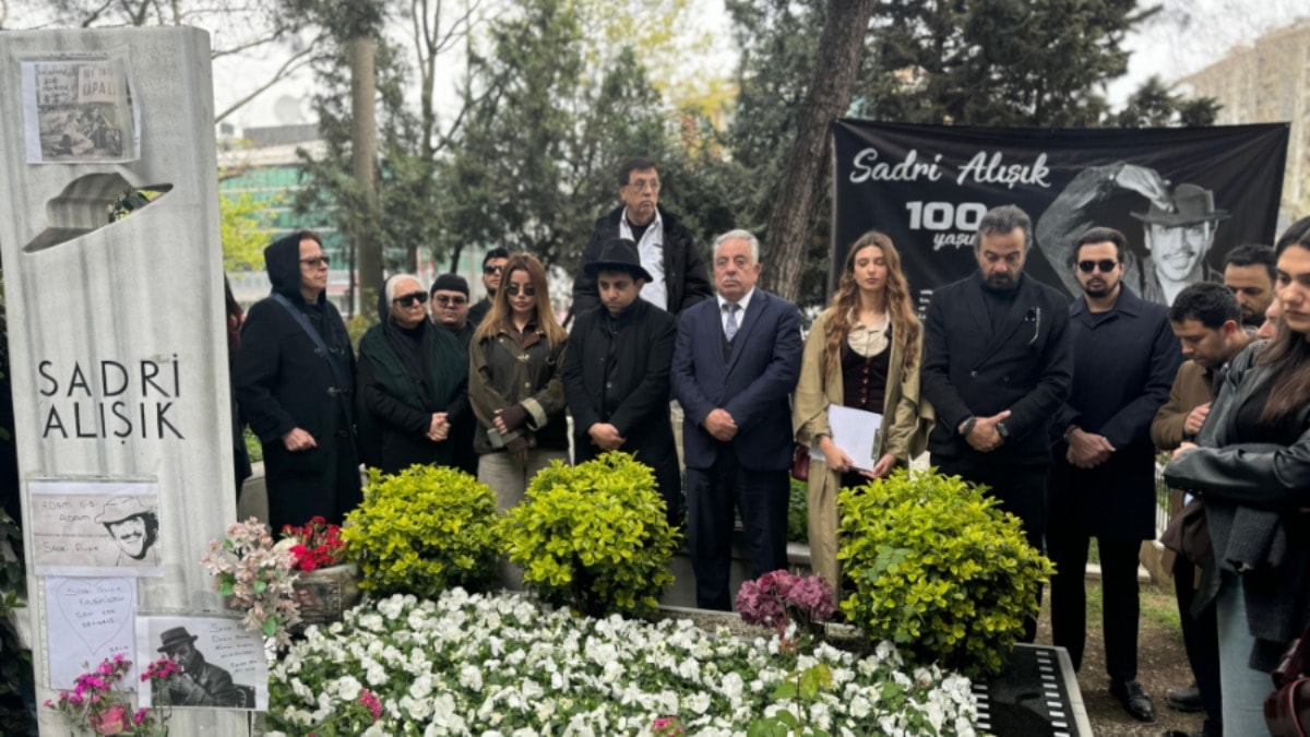 Usta sanatçı Sadri Alışık mezarı başında anıldı