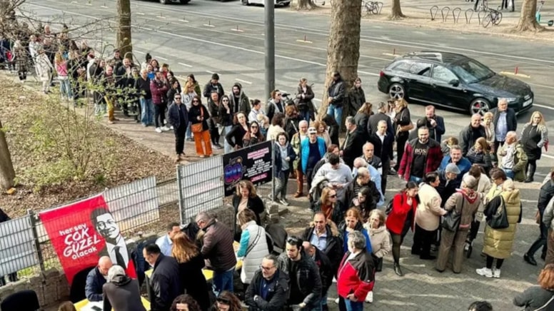 Almanya’da atılan imzalara konsolosluk el koyup yırttı
