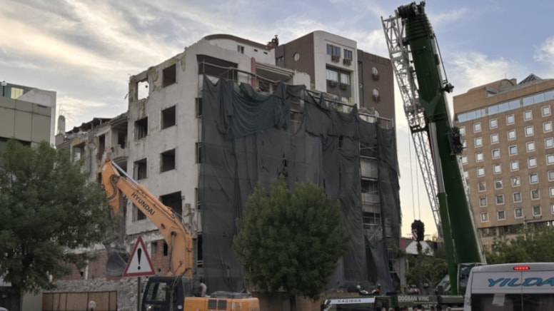 Gaziantep'te faciadan dönüldü! Ağır hasarlı bina yıkımında çökme meydana geldi