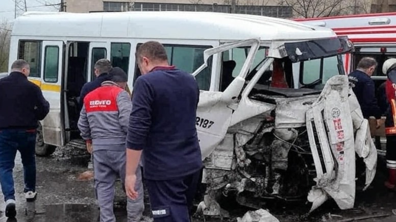 Kütahya'da servis aracı ile beton mikseri çarpıştı: 9 yaralı