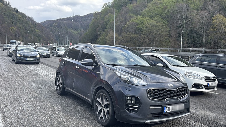 Tatil sona erdi, dönüş hareketliliği başladı! Kilit noktalarda trafik yoğunluğu yaşanıyor...