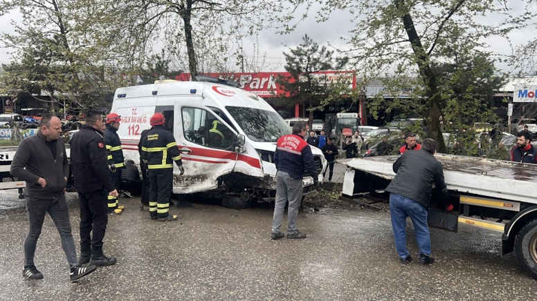 Zonguldak'ta ambulansla otomobil çarpıştı: 2 ağır yaralı