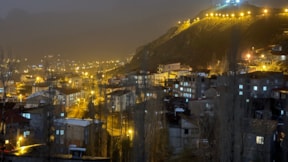 Hakkari'yi sağanak ve toz taşınımı vurdu, göz gözü görmedi