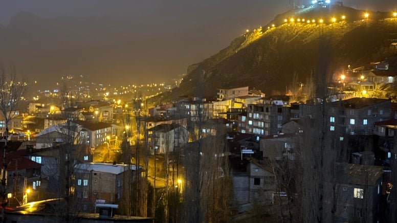 Hakkari'yi sağanak ve toz taşınımı vurdu, göz gözü görmedi
