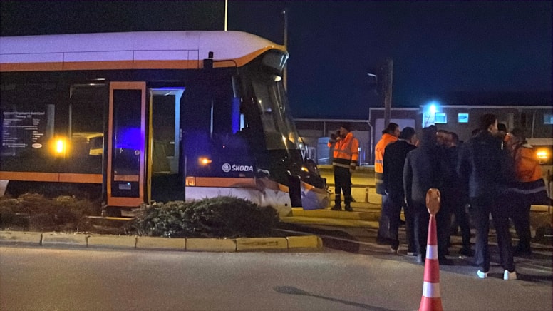 Eskişehir'de tramvay temizlik aracıyla çarpıştı, seferler aksadı