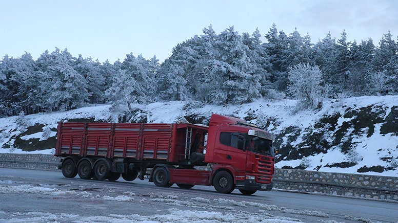 Tokat-Sivas kara yolunda kar yağışı etkili oldu
