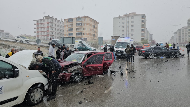 Çorum'da 3 araç çarpıştı, 4 kişi yaralandı