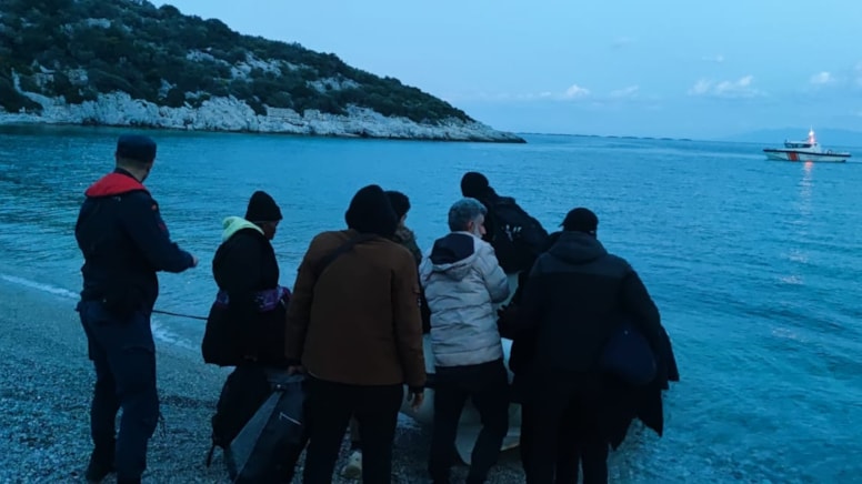 İzmir'de düzensiz göçmen operasyonu: 13 kişi yakalandı
