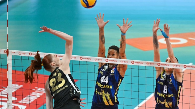 Vakıfbank, Fenerbahçe'yi yendi final serisinde öne geçti