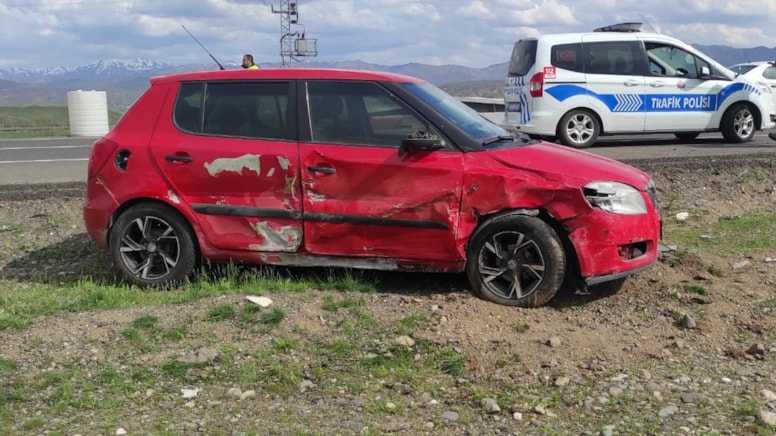 Otomobille eğitim aracı çarpıştı, 2 kişi yaralandı