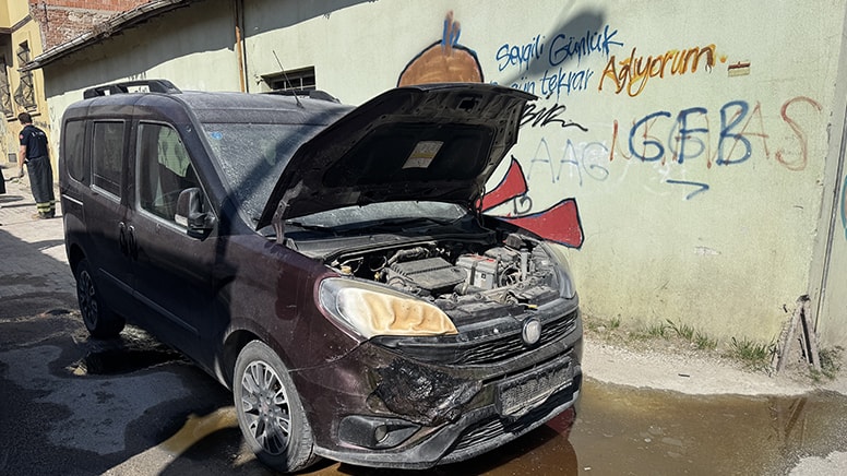 Atık kağıtlardan sıçrayan alev park halindeki araca zarar verdi