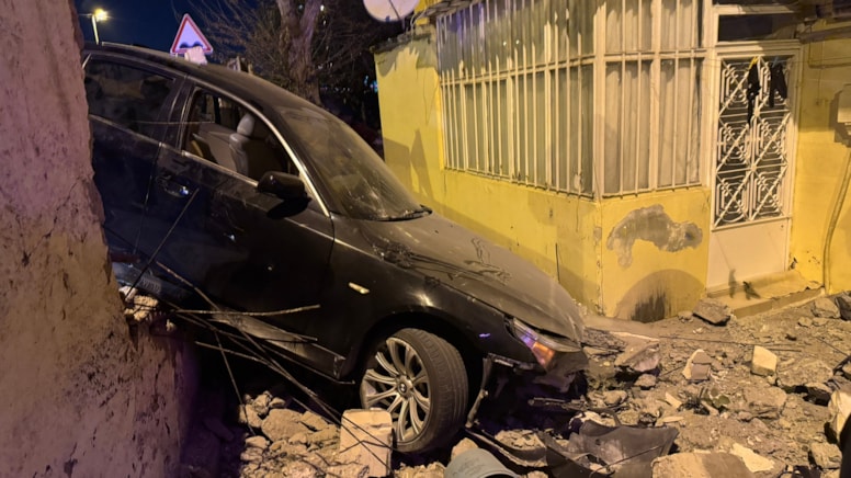 Üsküdar'da bahçeye dalan sürücü otomobilini bırakıp kaçtı
