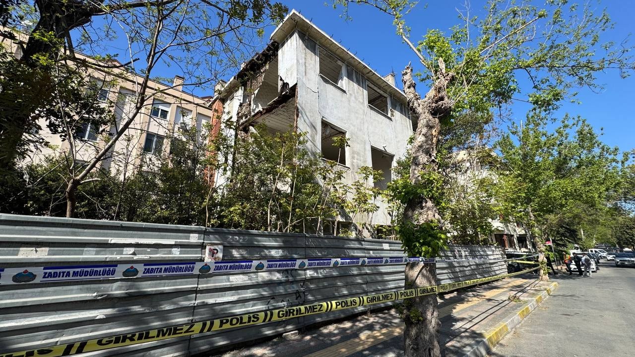 Deprem salladı, Bakırköy'de metruk bina kısmen çöktü