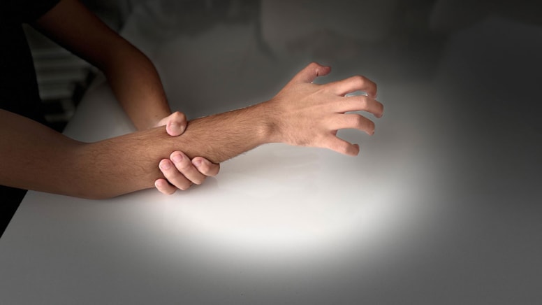 Sol eli birden yüzünü okşamaya başladı: Her şey televizyon izlerken oldu