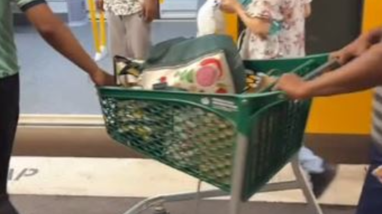 Market alışverişini eve trenle götürmek zorunda kaldılar